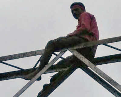 Western Railway: Man climbs atop an overhead power pole at Borivali station, delays trains