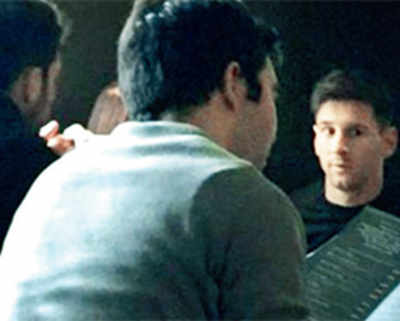 Pizza time for Cesc, Messi