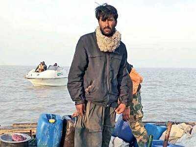 BSF apprehends Pak fisherman in Kutch BSF apprehends Pak fisherman in Kutch