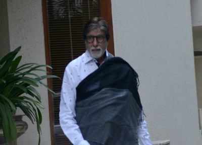 Amitabh Bachchan opens Jalsa gates for a fan, gives him clothes