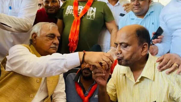 Arhtiyas end their fast unto death on Bhupinder Singh Hooda's call