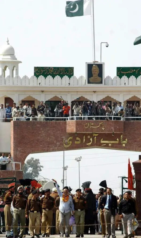 4 Pakistanis repatriated via Attari border