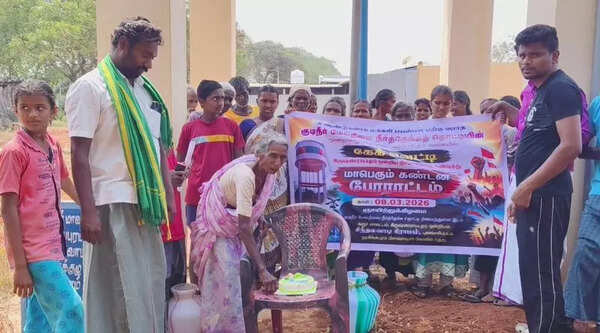 Karur villagers cut cake to mark ‘third anniversary’ of unused water tank