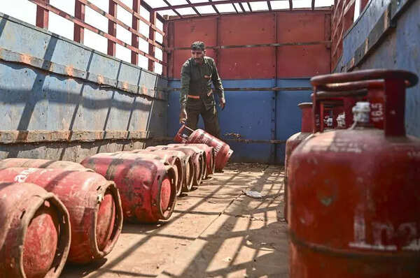 Bhagalpur DM seeks report from oil firms over LPG refill delays