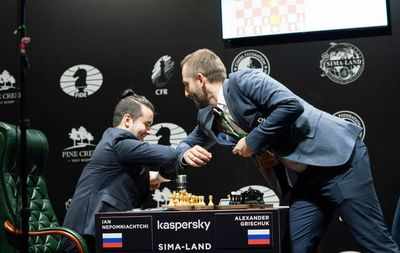 Nepomniachtchi beats Wang Hao to stay in lead