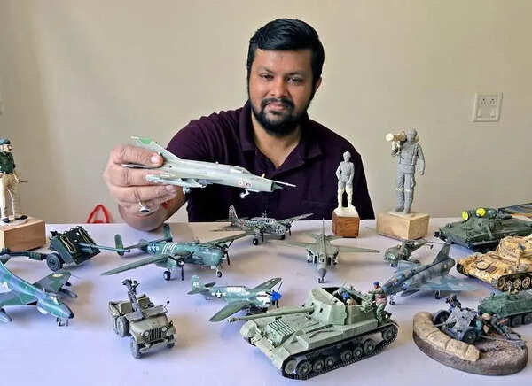 Tiny battlefields: Artist builds war machines in miniature