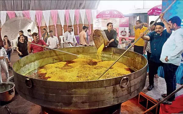 This chef cooks records in his 1.5-tonne kadhai