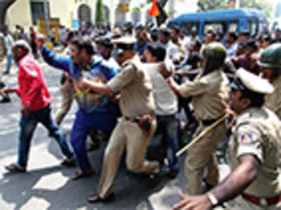 Mysuru bandh turns violent