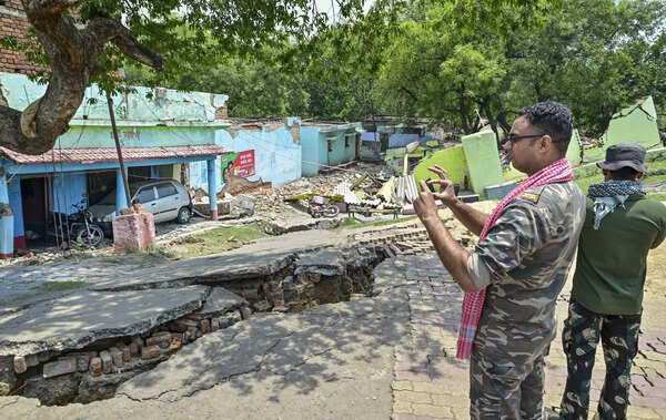 Dhanbad MLA calls off stir over land subsidence, gas leak