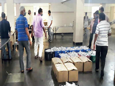 Senior citizens join hands to feed needy