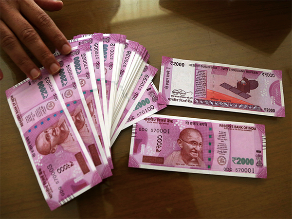 Aam Aadmi waiting, while 'change' agents converting Rs 1 crore in 1 hour