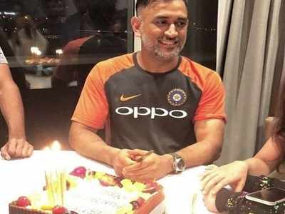 Mahendra Singh Dhoni thanks his cricket family in the most adorable way