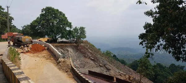 Landslide disrupts Malnad coastal link and forces commuters to trek