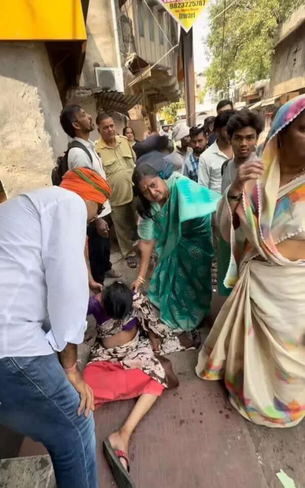 Mayor stops convoy, rushes to save accident victim