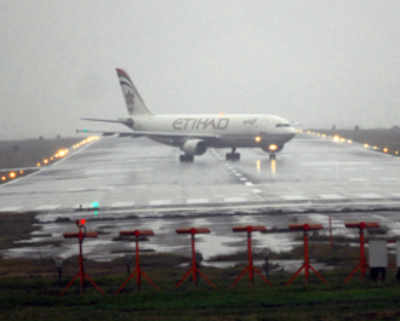 Main airport runway shut for few minutes