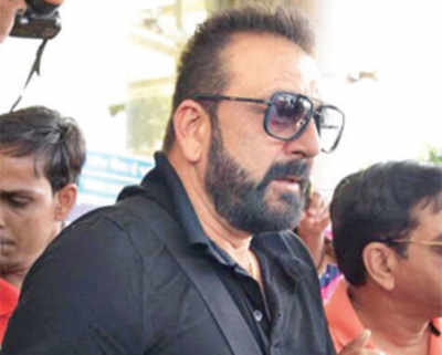 Sanjay Dutt flaunts his blonde ponytail steals the show at the red carpet  of Jio MAMI 2016