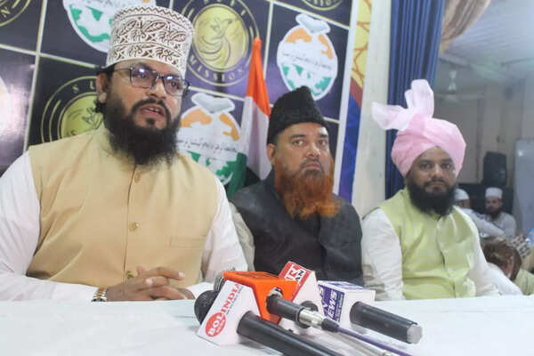Maharashtra: International Sufi Caravan chief Mufti Manzur Ziyaee tours state, distributes tricolour among clerics