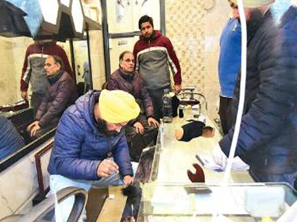 Armed robbers strike at jewellery shop in Mohali