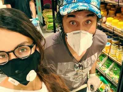 Shraddha, Siddhanth venture out for grocery shopping