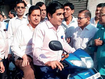 South Mumbai loses its head over helmets