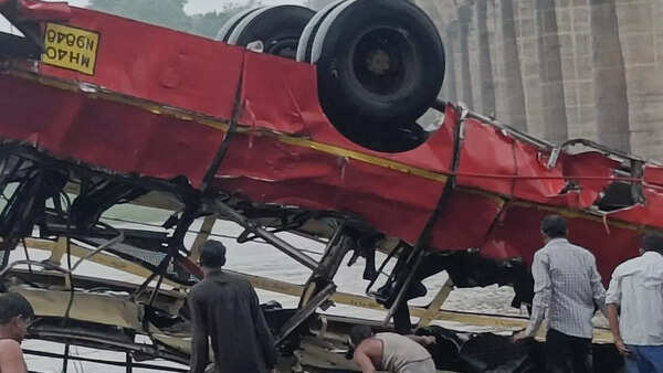 Bus plunges 100 feet into Narmada in MP, 12 killed, 2 missing