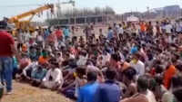 Chandrapur: Hundreds of migrant workers hit street over salary issue amid lockdown 