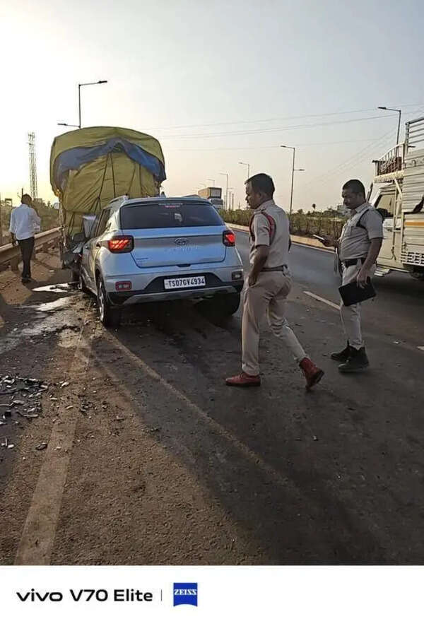 Two killed as car rams into trolley near Zaheerabad