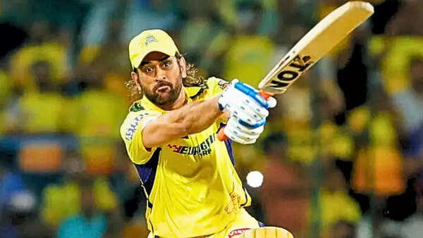 MS Dhoni fined Rs 1000 after caught breaking traffic rules