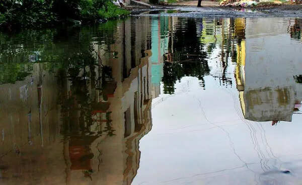 UGD overflows, water pipe bursts disrupt life in SS Colony