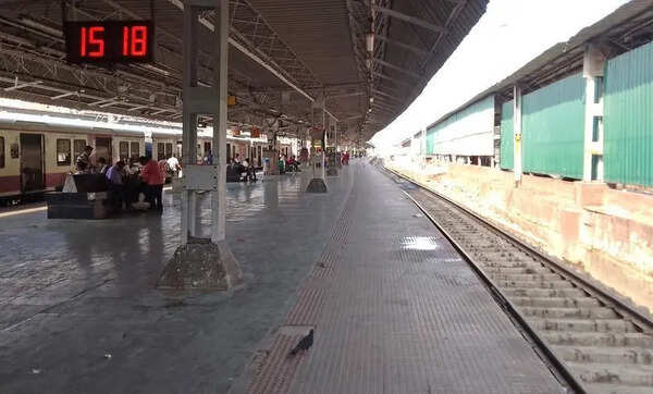 Hawker drives ease rush at Hwh, Sdah stns