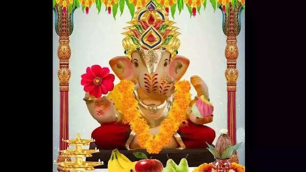 Lord Ganesh made of coconuts attracts many devotees