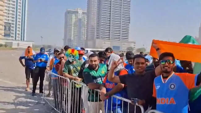 IND vs PAK Final fever: Fans go from 'India jitega' to 'du rupaiyee ka chewing gum'