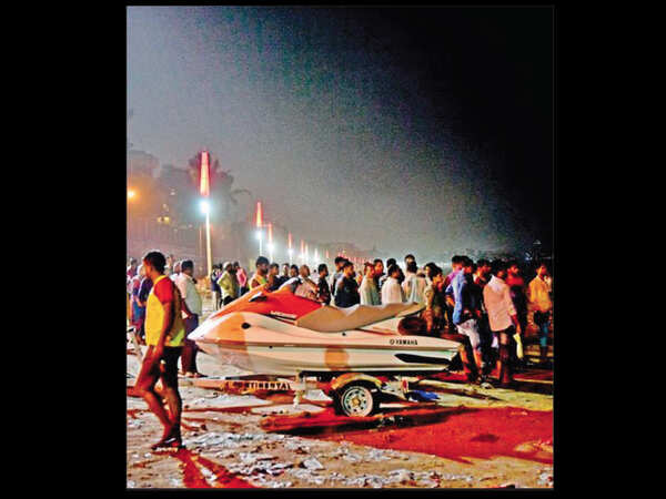 Teen drowns, 3 friends missing off Juhu beach
