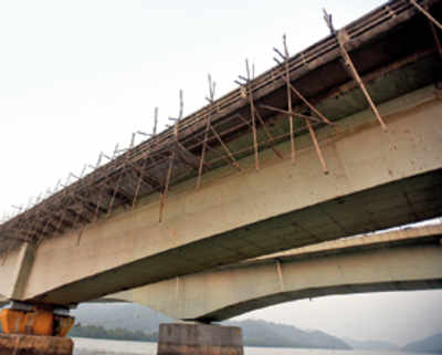 Alarm over ‘crumbling’ Versova creek bridge