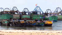 Rameswaram: Fishermen repair boats during fishing ban season 