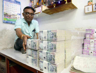 Scramble for 100 rupee notes continues