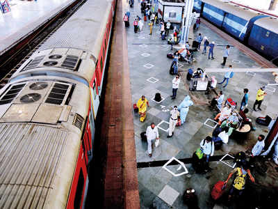 Train for Delhi leaves Mumbai Central with 1100 people on board