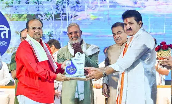 Water heroes honoured for scripting ‘Jalkranti’