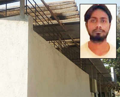 Man flees custody by scaling police station wall, climbing through roof