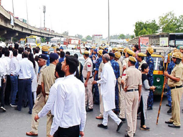 Week after attack, advocate dies; lawyers block Rajiv Chowk in protest