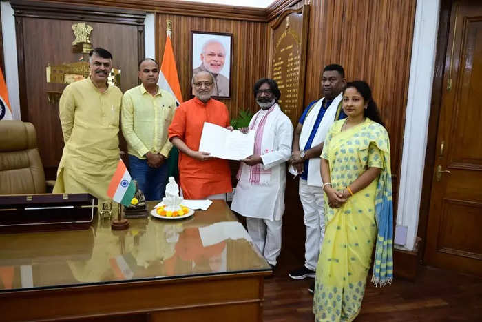 Governor of Jharkhand CP Radhakrishnan appoints Hemant Soren as the nominated Chief Minister and invites him to take the oath.