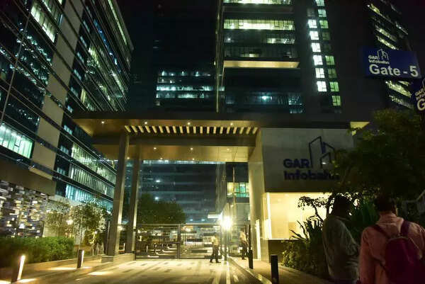 Blast in upcoming restaurant injures 6