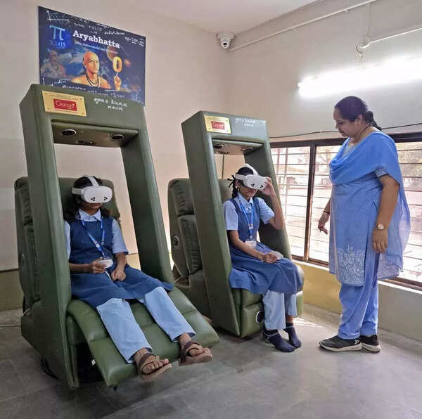 VR chairs bring classrooms to life for SMC students