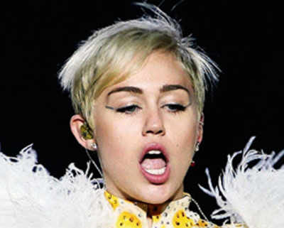 Miley Cyrus all bandaged up after bee attack