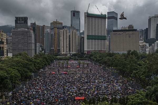 Twitter & FB shut Chinese ‘state-backed’ accounts trying to undermine Hong Kong protests