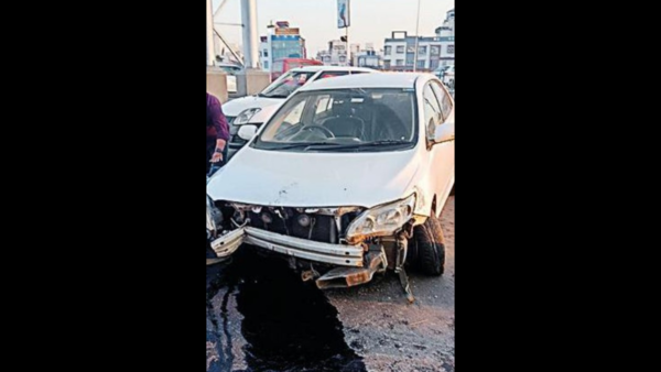 Three hurt as car hits Bypass divider in Kolkata