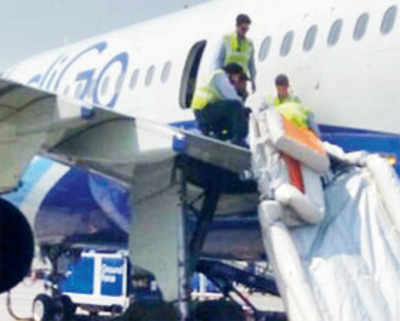 Flyer opens emergency exit before takeoff; 1hurt