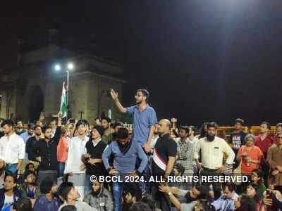 Fact Check: Umar Khalid did not shout 'Hinduo Se Azadi' slogan at Gateway of India protest