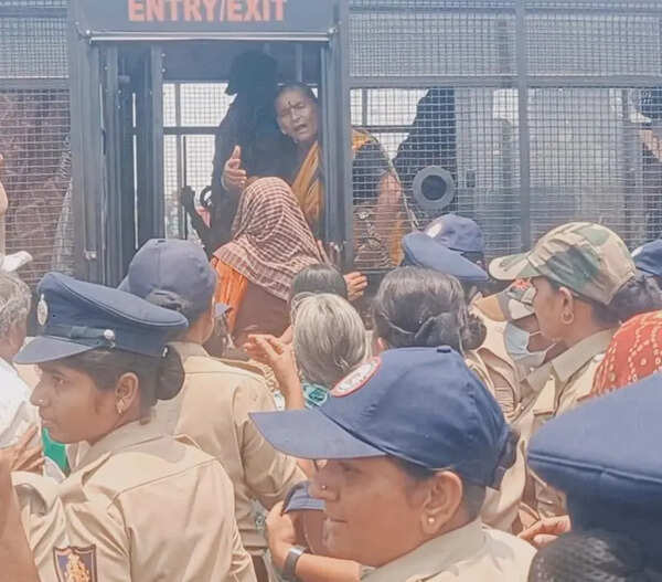 Police detain farmers protesting KIADB land transfer near Ballari