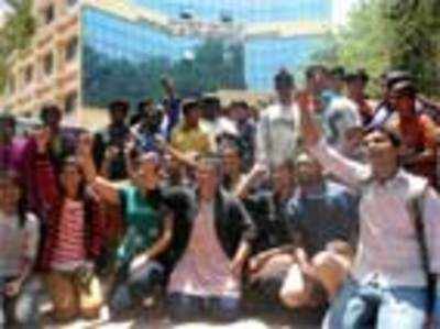 Students protest at PU office